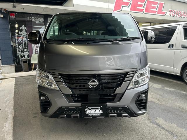 キャラバン ロンググランドプレミアムGX ワンダラーフウライボウ・アウトドア・ダークメタルグレー・2WD・ガソリン・バンパーガード・ブロックタイヤ・オーバーフェンダー・グリルカバー・ラダー・ヴィンテージベットキット・ヴィンテージシートカバー(2枚目)