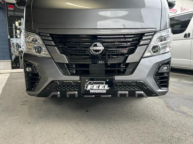 キャラバン ロンググランドプレミアムGX ワンダラーフウライボウ・アウトドア・ダークメタルグレー・2WD・ガソリン・バンパーガード・ブロックタイヤ・オーバーフェンダー・グリルカバー・ラダー・ヴィンテージベットキット・ヴィンテージシートカバー(3枚目)