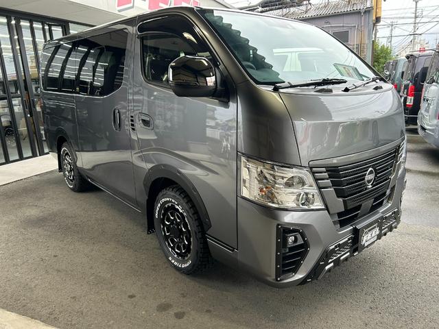 キャラバン ロンググランドプレミアムGX ワンダラーフウライボウ・アウトドア・ダークメタルグレー・2WD・ガソリン・バンパーガード・ブロックタイヤ・オーバーフェンダー・グリルカバー・ラダー・ヴィンテージベットキット・ヴィンテージシートカバー(4枚目)