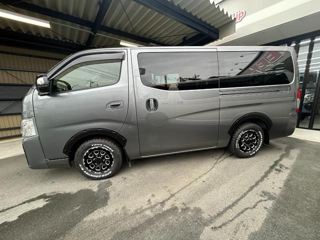 キャラバン ロンググランドプレミアムGX ワンダラーフウライボウ・アウトドア・ダークメタルグレー・2WD・ガソリン・バンパーガード・ブロックタイヤ・オーバーフェンダー・グリルカバー・ラダー・ヴィンテージベットキット・ヴィンテージシートカバー(6枚目)