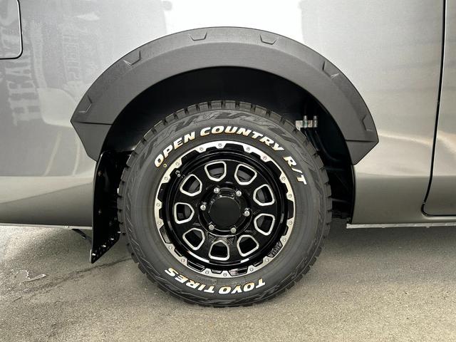 キャラバン ロンググランドプレミアムGX ワンダラーフウライボウ・アウトドア・ダークメタルグレー・2WD・ガソリン・バンパーガード・ブロックタイヤ・オーバーフェンダー・グリルカバー・ラダー・ヴィンテージベットキット・ヴィンテージシートカバー(12枚目)