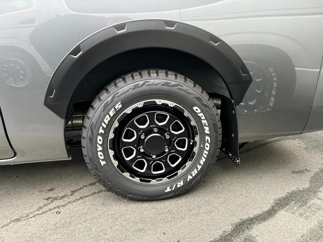 キャラバン ロンググランドプレミアムGX ワンダラーフウライボウ・アウトドア・ダークメタルグレー・2WD・ガソリン・バンパーガード・ブロックタイヤ・オーバーフェンダー・グリルカバー・ラダー・ヴィンテージベットキット・ヴィンテージシートカバー(24枚目)