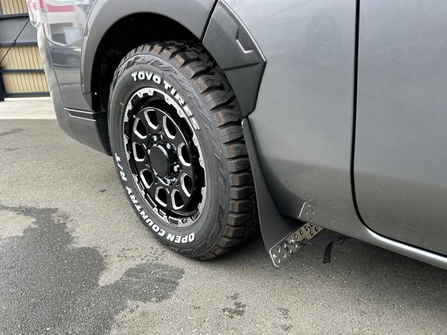 キャラバン ロンググランドプレミアムGX ワンダラーフウライボウ・アウトドア・ダークメタルグレー・2WD・ガソリン・バンパーガード・ブロックタイヤ・オーバーフェンダー・グリルカバー・ラダー・ヴィンテージベットキット・ヴィンテージシートカバー(26枚目)