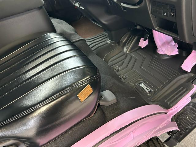 キャラバン ロンググランドプレミアムGX ワンダラーフウライボウ・アウトドア・ダークメタルグレー・2WD・ガソリン・バンパーガード・ブロックタイヤ・オーバーフェンダー・グリルカバー・ラダー・ヴィンテージベットキット・ヴィンテージシートカバー(34枚目)