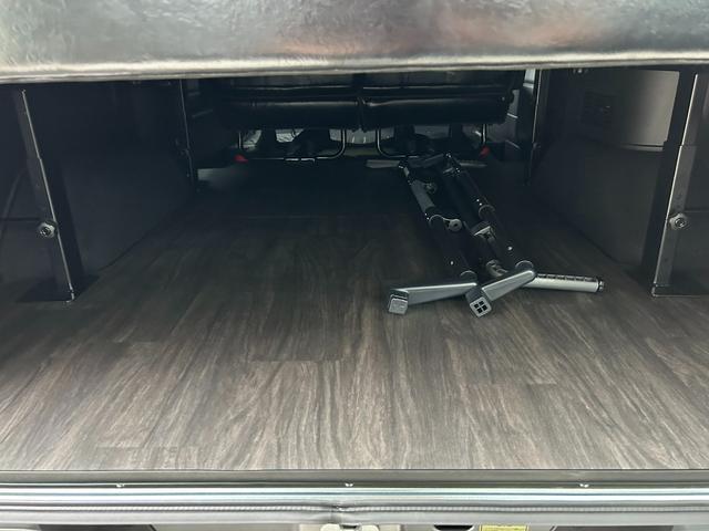 キャラバン ロンググランドプレミアムGX ワンダラーフウライボウ・アウトドア・ダークメタルグレー・2WD・ガソリン・バンパーガード・ブロックタイヤ・オーバーフェンダー・グリルカバー・ラダー・ヴィンテージベットキット・ヴィンテージシートカバー(44枚目)