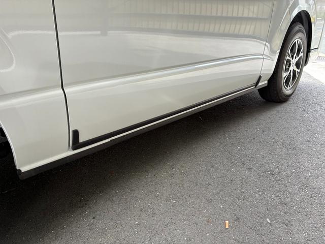 ハイエースバン スーパーGL ダークプライムII パールホワイト デジタルインナミラー パノラミックビューモニター パワースライドドア 2WD ディーゼル アドブルー 純正アルミホイール(16枚目)