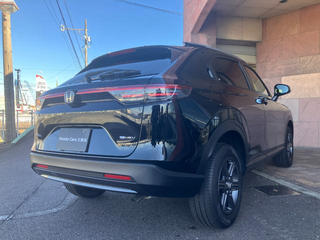 ヴェゼル ｅ：ＨＥＶ　Ｘ・ＨｕＮＴパッケージ　グロッシーカッパーグリル　９インチナビ　リアカメラ　ＥＴＣ　ルーフレール　フロアマット　車線逸脱防止　オートＬＥＤ　盗難防止システム　サイドエアバッグ　Ｂカメラ　クリアランスソナー　横滑り防止機能（4枚目）