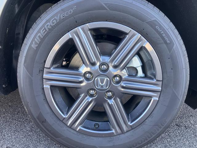 ヴェゼル ｅ：ＨＥＶ　Ｘ・ＨｕＮＴパッケージ　グロッシーカッパーグリル　９インチナビ　リアカメラ　ＥＴＣ　ルーフレール　フロアマット　車線逸脱防止　オートＬＥＤ　盗難防止システム　サイドエアバッグ　Ｂカメラ　クリアランスソナー　横滑り防止機能（7枚目）