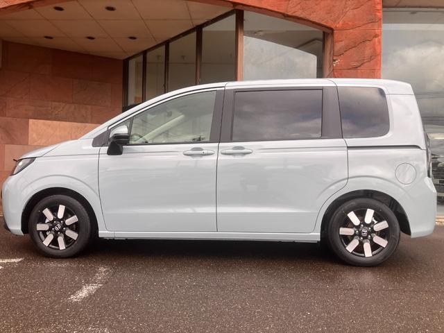 フリード ｅ：ＨＥＶエアー　ＥＸ　マルチビューカメラ　６人乗り　衝突軽減システム　ソナー　オートマチックハイビーム　横滑り防止装置　　サイドカーテンエアバック　リアクーラー　ＬＥＤランプ　レーンキープ　シートヒーター　オートライト（2枚目）