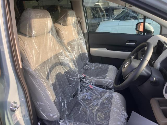 フリード ｅ：ＨＥＶエアー　ＥＸ　マルチビューカメラ　６人乗り　衝突軽減システム　ソナー　オートマチックハイビーム　横滑り防止装置　　サイドカーテンエアバック　リアクーラー　ＬＥＤランプ　レーンキープ　シートヒーター　オートライト（6枚目）