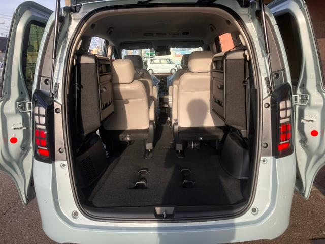 フリード ｅ：ＨＥＶエアー　ＥＸ　マルチビューカメラ　６人乗り　衝突軽減システム　ソナー　オートマチックハイビーム　横滑り防止装置　　サイドカーテンエアバック　リアクーラー　ＬＥＤランプ　レーンキープ　シートヒーター　オートライト（8枚目）