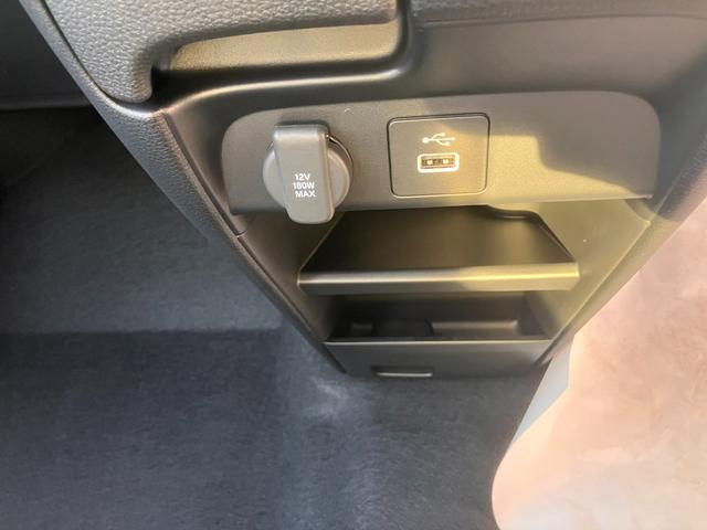 フリード ｅ：ＨＥＶエアー　ＥＸ　マルチビューカメラ　６人乗り　衝突軽減システム　ソナー　オートマチックハイビーム　横滑り防止装置　　サイドカーテンエアバック　リアクーラー　ＬＥＤランプ　レーンキープ　シートヒーター　オートライト（16枚目）