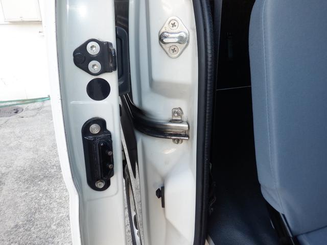 サンバーバン トランスポーター　ハイルーフ　４速ＡＴ　●車検２年付　パワーウインドウ　キーレスエントリー　バイザー　フロアマット　オーバーヘッドコンソール　ＦＭＡＭラジオ　Ｗエアバック　スペアキー　取扱説明書　（９９）（41枚目）