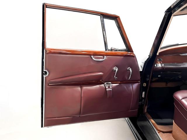 メルセデス・ベンツその他 　ｗ１８６　３００ｃ　Ａｄｅｎａｕｅｒ３速ＡＴ　オープントップ　レザーシート　リアサスレベライザー　カセット　革シート（43枚目）