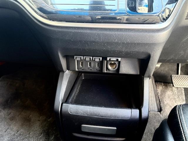 オデッセイ アブソルート・ＥＸ　前後ドラレコ　Ｂカメラ　ＥＴＣ　Ｂｌｕｅｔｏｏｔｈ　フリップダウンモニター　両パワースライドドア　純正ナビ　パワーシート　オットマン　アイドリングストップ　衝突軽減システム（12枚目）