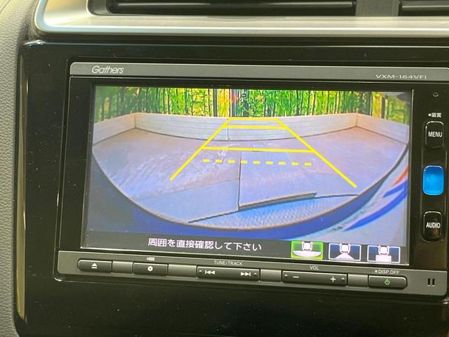 フィットハイブリッド Ｆパッケージ　純正ＳＤナビ　禁煙車　バックカメラ　ＥＴＣ　ｂｌｕｅｔｏｏｔｈ再生　フルセグ　スマートキー　プッシュスタート　オートエアコン　ＣＤ／ＤＶＤ再生　盗難防止装置　プライバシーガラス　電動格納ミラー（4枚目）
