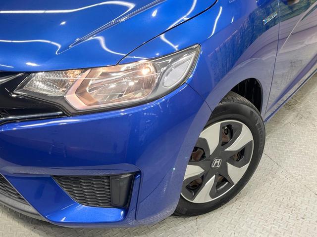 フィットハイブリッド Ｆパッケージ　純正ＳＤナビ　禁煙車　バックカメラ　ＥＴＣ　ｂｌｕｅｔｏｏｔｈ再生　フルセグ　スマートキー　プッシュスタート　オートエアコン　ＣＤ／ＤＶＤ再生　盗難防止装置　プライバシーガラス　電動格納ミラー（12枚目）
