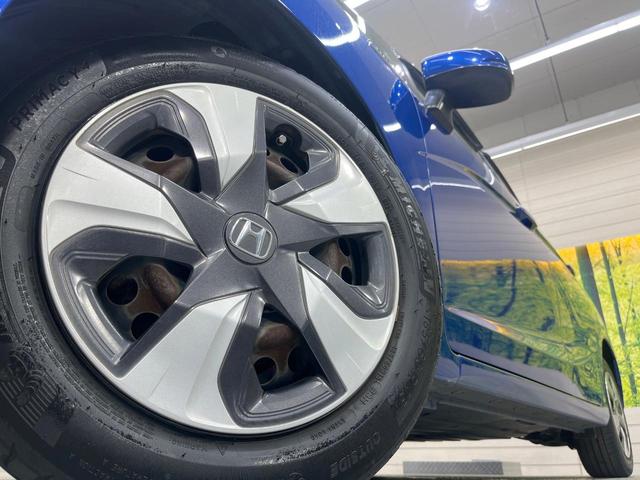 フィットハイブリッド Ｆパッケージ　純正ＳＤナビ　禁煙車　バックカメラ　ＥＴＣ　ｂｌｕｅｔｏｏｔｈ再生　フルセグ　スマートキー　プッシュスタート　オートエアコン　ＣＤ／ＤＶＤ再生　盗難防止装置　プライバシーガラス　電動格納ミラー（13枚目）