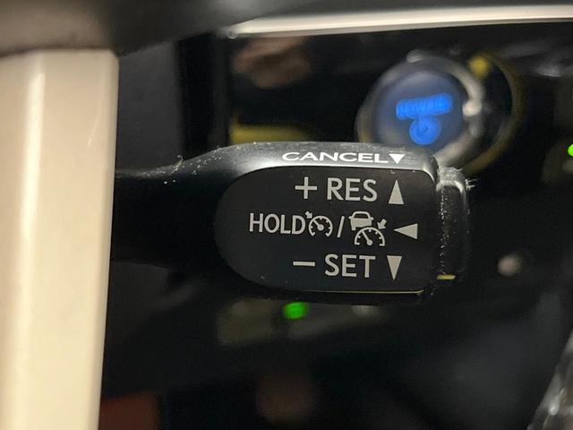 プリウス Ａツーリングセレクション　純正９インチＳＤナビ　バックカメラ　衝突被害軽減システム　レーダークルーズ　禁煙車　シートヒーター　ハーフレザーシート　ドラレコ　コーナーセンサー　スマートキー　ＬＥＤヘッド　ビルトインＥＴＣ（5枚目）