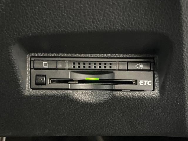 プリウス Ａツーリングセレクション　純正９インチＳＤナビ　バックカメラ　衝突被害軽減システム　レーダークルーズ　禁煙車　シートヒーター　ハーフレザーシート　ドラレコ　コーナーセンサー　スマートキー　ＬＥＤヘッド　ビルトインＥＴＣ（7枚目）