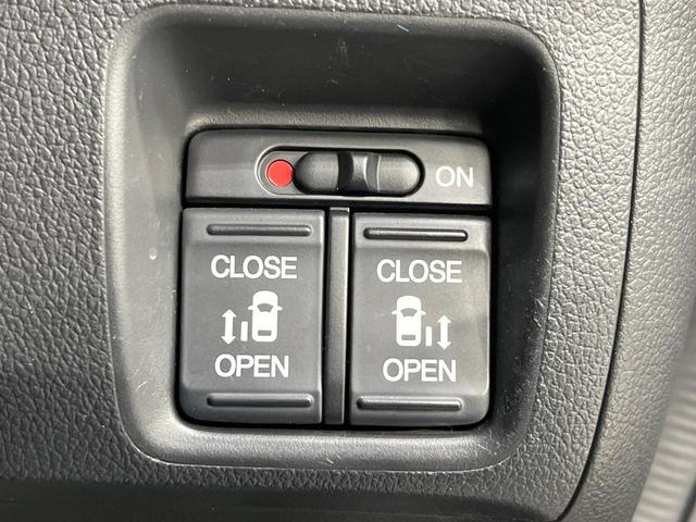 N-BOXカスタム G ターボSSブラックスタイルパッケージ ターボ SDナビ 両側電動スライド クルコン 衝突軽減装置 禁煙車 合皮シート ドラレコ スマートキー HIDヘッド シートヒーター ETC オートライト オートエアコン 純正15インチアルミ(4枚目)