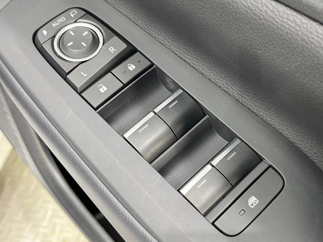 プリウス Z 純正12型ディスプレイオーディオ ガラスルーフ バックカメラ 禁煙車 電動リアゲート ハーフレザーシート 前席シートエアコン パワーシート コーナーセンサー スマートキー LEDヘッド(31枚目)