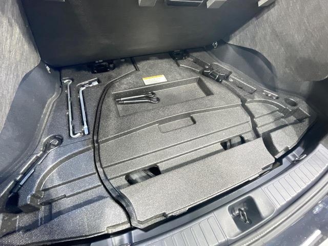 プリウス Ａツーリングセレクション　ＢＩＧＸ９型ナビ　バックカメラ　衝突軽減　レーダークルーズ　禁煙車　ハーフレザーシート　コーナーセンサー　スマートキー　シートヒーター　ＬＥＤヘッド　ビルトインＥＴＣ　オートハイビーム　オートライト（49枚目）