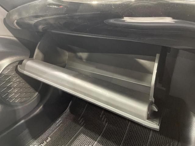 プリウス Ａツーリングセレクション　ＢＩＧＸ９型ナビ　バックカメラ　衝突軽減　レーダークルーズ　禁煙車　ハーフレザーシート　コーナーセンサー　スマートキー　シートヒーター　ＬＥＤヘッド　ビルトインＥＴＣ　オートハイビーム　オートライト（51枚目）