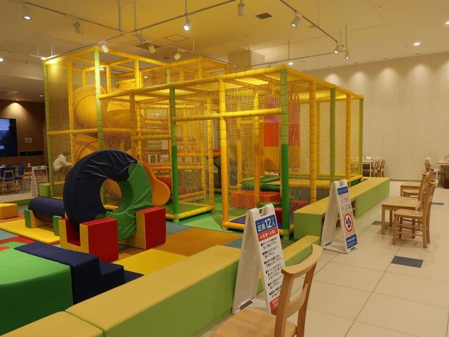 大きなキッズスペースも完備！小さなお子様連れでも、ゆっくりとお車探しをお楽しみいただけます。