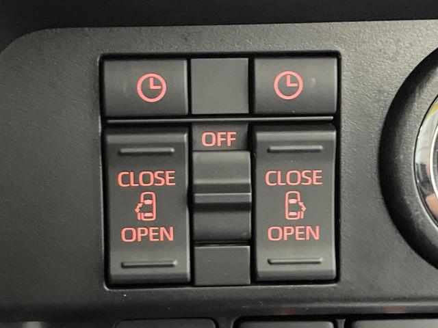 【両側スライドドア】駐車場で隣の車との間隔が狭く乗りにくい時、スライドドアなら安心！ドアオープン時も幅を取らず、開口部が広いので乗り降りがとっても簡単です。大きな荷物の出し入れも後席から可能♪