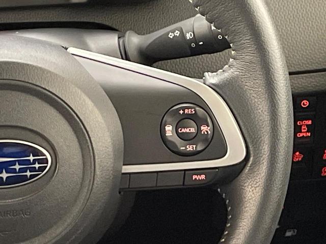 【全車速追従機能付クルーズコントロール】高速道路での長距離走行が楽に！！自動で速度を保つクルーズコントロールが、衝突軽減システムと連携し、前方の車両を感知して車間を保つように速度調節してくれます！！