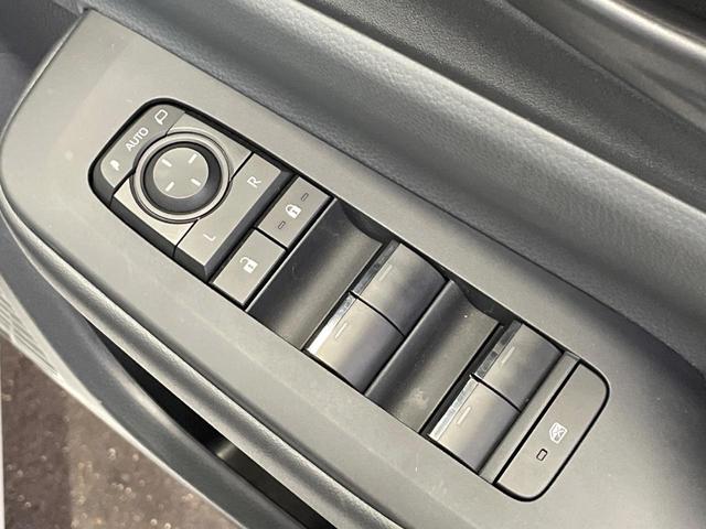 プリウス Ｘ　純正８型ディスプレイ　衝突軽減装置　ブラインドスポットモニター　レーダークルーズ　ＬＥＤヘッド　バックカメラ　ＥＴＣ　ドラレコ　Ｂｌｕｅｔｏｏｔｈ　オートエアコン　スマートキー　プッシュスタート（33枚目）