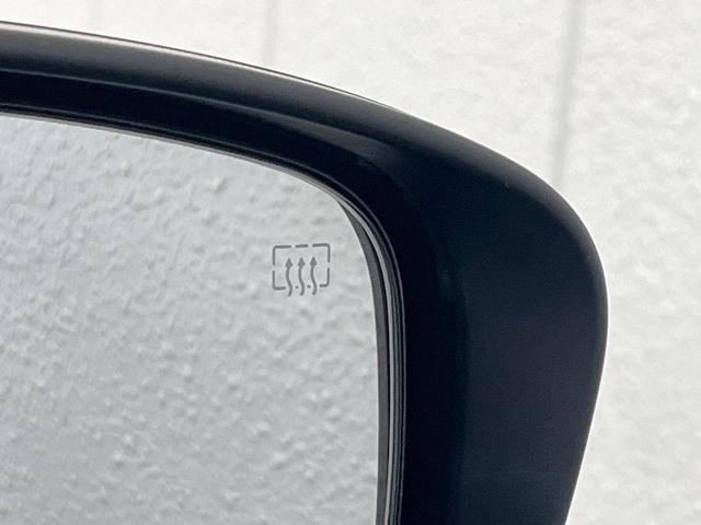 【後方車輛検知】走行中、ドアミラーの死角になりやすい箇所に後続車が接近するとサイドミラー付近に警告を表示、ドライバーに注意喚起をしてくれます。