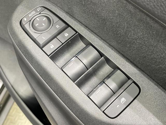 ヤリスクロス Ｚ　純正８型ＤＡ　全周囲カメラ　衝突軽減　レーダークルーズ　禁煙車　ハーフレザーシート　パワーシート　コーナーセンサー　スマートキー　ＬＥＤヘッド　ビルトインＥＴＣ　純正１８インチアルミ　オートハイビーム（42枚目）