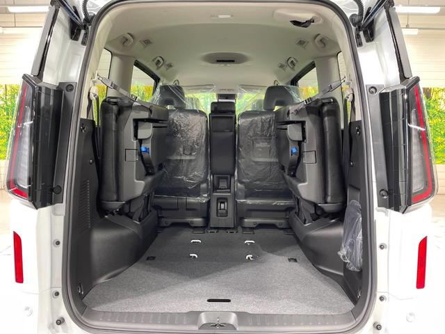 セレナ ｅ－パワー　ハイウェイスターＶ　登録済未使用車　純正１２型ナビ　アラウンドビューモニター　レーダークルーズ　コーナーセンサー　スマートキー　ＬＥＤヘッド　ＥＴＣ２．０　純正１６インチアルミ　オートハイビーム　車線逸脱警報（11枚目）