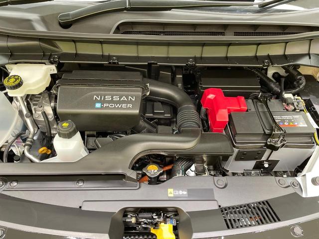 セレナ ｅ－パワー　ハイウェイスターＶ　登録済未使用車　純正１２型ナビ　アラウンドビューモニター　レーダークルーズ　コーナーセンサー　スマートキー　ＬＥＤヘッド　ＥＴＣ２．０　純正１６インチアルミ　オートハイビーム　車線逸脱警報（19枚目）