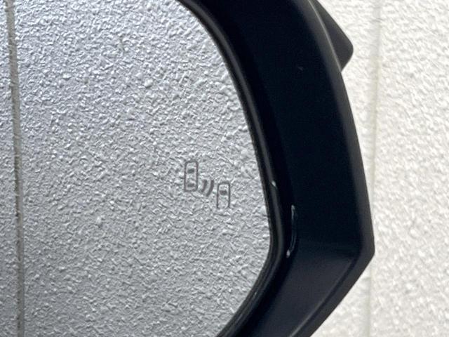 【ブラインドスポットモニター】走行中、ドアミラーの死角になりやすい箇所に後続車が接近するとサイドミラーのレンズに警告を表示！ドライバーに注意喚起をしてくれます。