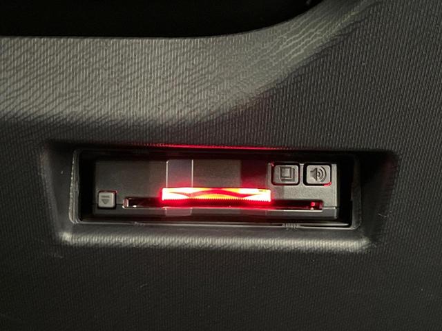 アクア Ｓスタイルブラック　ＳＤナビ　ＥＴＣ　ドラレコ　バックカメラ　スマートキー　プッシュスタート　衝突軽減装置　オートエアコン　フルセグＴＶ　Ｂｌｕｅｔｏｏｔｈ　電動格納ドアミラー　プライバシーガラス　横滑り防止装置（4枚目）