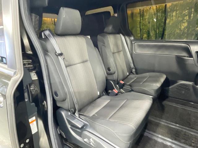 ヴォクシー ハイブリッドＺＳ　煌　純正９型ＳＤナビ　後席モニター　両側電動ドア　バックカメラ　衝突被害軽減システム　禁煙車　ドラレコ　スマートキー　ＬＥＤヘッド　ビルトインＥＴＣ　クルコン　純正１６ＡＷ　オートライト　デュアルエアコン（8枚目）