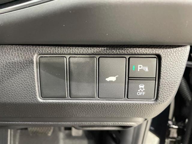 ヴェゼル ｅ：ＨＥＶ　Ｚ　登録済未使用車　純正９型ナビ　全周囲カメラ　衝突軽減装置　　電動リアゲート　ブラインドスポットモニター　コーナーセンサー　スマートキー　ＬＥＤヘッド　ＥＴＣ　純正１８インチアルミ　オートライト（6枚目）