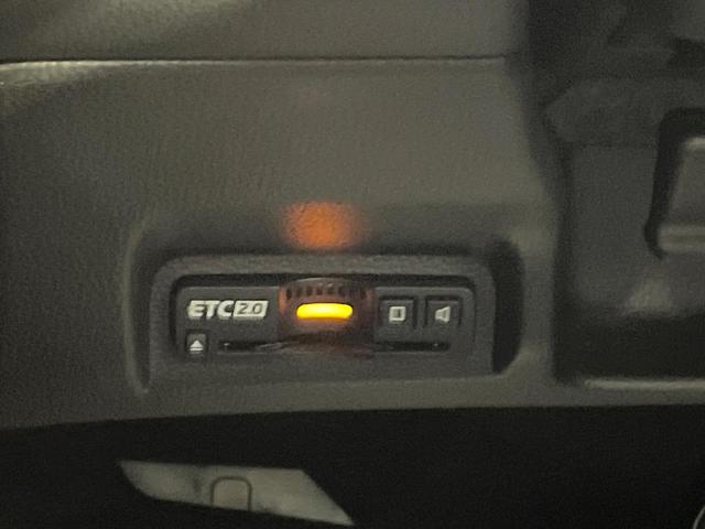 ヴェゼル ｅ：ＨＥＶ　Ｚ　登録済未使用車　純正９型ナビ　全周囲カメラ　衝突軽減装置　　電動リアゲート　ブラインドスポットモニター　コーナーセンサー　スマートキー　ＬＥＤヘッド　ＥＴＣ　純正１８インチアルミ　オートライト（7枚目）