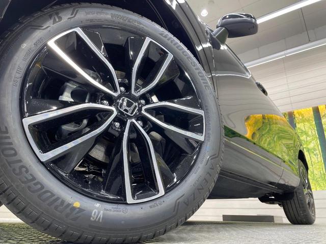 ヴェゼル ｅ：ＨＥＶ　Ｚ　登録済未使用車　純正９型ナビ　全周囲カメラ　衝突軽減装置　　電動リアゲート　ブラインドスポットモニター　コーナーセンサー　スマートキー　ＬＥＤヘッド　ＥＴＣ　純正１８インチアルミ　オートライト（13枚目）
