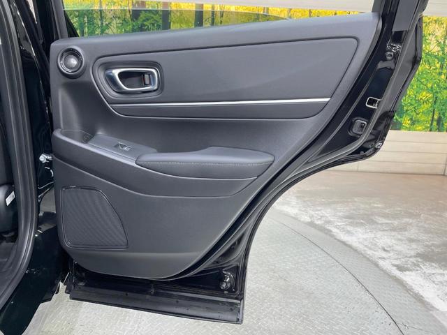 ヴェゼル ｅ：ＨＥＶ　Ｚ　登録済未使用車　純正９型ナビ　全周囲カメラ　衝突軽減装置　　電動リアゲート　ブラインドスポットモニター　コーナーセンサー　スマートキー　ＬＥＤヘッド　ＥＴＣ　純正１８インチアルミ　オートライト（51枚目）