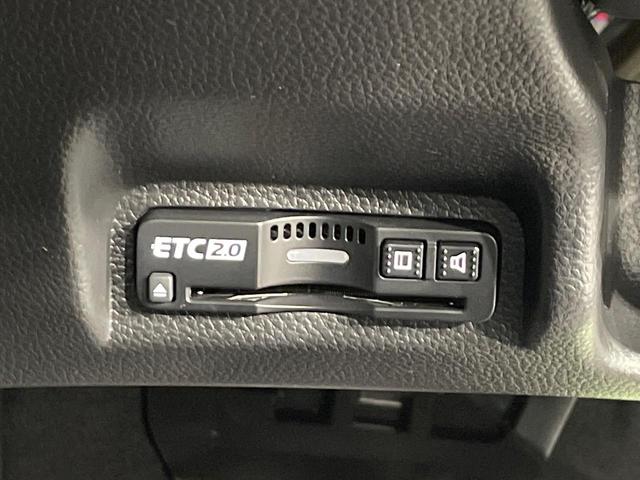 ヴェゼル ｅ：ＨＥＶ　Ｚ　登録済未使用車　純正９型ナビ　全周囲カメラ　衝突軽減装置　ＬＥＤヘッドライト　レーダークルーズ　電動リアゲート　ＥＴＣ　Ｂｌｕｅｔｏｏｔｈ　ブラインドスポットモニター　置くだけ充電　オートエアコン（5枚目）