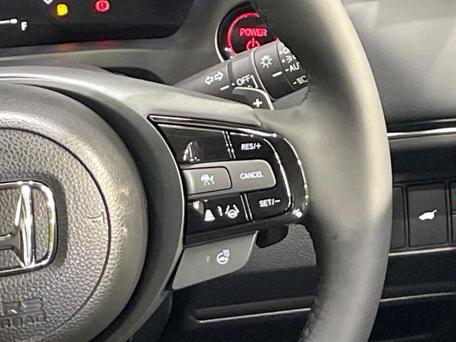 ヴェゼル ｅ：ＨＥＶ　Ｚ　登録済未使用車　純正９型ナビ　全周囲カメラ　衝突軽減装置　ＬＥＤヘッドライト　レーダークルーズ　電動リアゲート　ＥＴＣ　Ｂｌｕｅｔｏｏｔｈ　ブラインドスポットモニター　置くだけ充電　オートエアコン（7枚目）