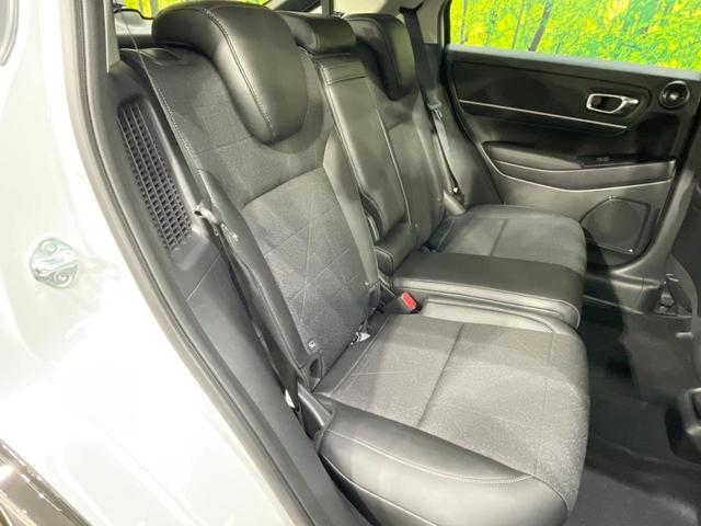 ヴェゼル ｅ：ＨＥＶ　Ｚ　登録済未使用車　純正９型ナビ　全周囲カメラ　衝突軽減装置　ＬＥＤヘッドライト　レーダークルーズ　電動リアゲート　ＥＴＣ　Ｂｌｕｅｔｏｏｔｈ　ブラインドスポットモニター　置くだけ充電　オートエアコン（9枚目）