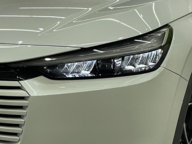 ヴェゼル ｅ：ＨＥＶ　Ｚ　登録済未使用車　純正９型ナビ　全周囲カメラ　衝突軽減装置　ＬＥＤヘッドライト　レーダークルーズ　電動リアゲート　ＥＴＣ　Ｂｌｕｅｔｏｏｔｈ　ブラインドスポットモニター　置くだけ充電　オートエアコン（12枚目）