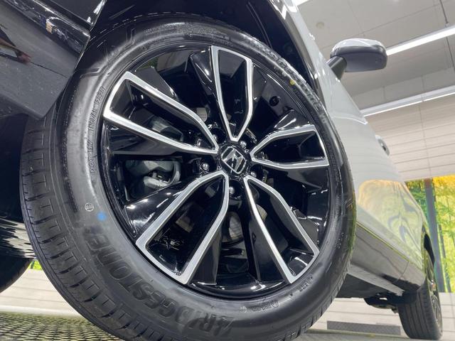 ヴェゼル ｅ：ＨＥＶ　Ｚ　登録済未使用車　純正９型ナビ　全周囲カメラ　衝突軽減装置　ＬＥＤヘッドライト　レーダークルーズ　電動リアゲート　ＥＴＣ　Ｂｌｕｅｔｏｏｔｈ　ブラインドスポットモニター　置くだけ充電　オートエアコン（13枚目）