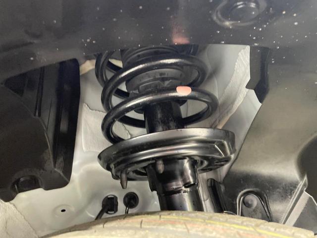 ヴェゼル ｅ：ＨＥＶ　Ｚ　登録済未使用車　純正９型ナビ　全周囲カメラ　衝突軽減装置　ＬＥＤヘッドライト　レーダークルーズ　電動リアゲート　ＥＴＣ　Ｂｌｕｅｔｏｏｔｈ　ブラインドスポットモニター　置くだけ充電　オートエアコン（23枚目）