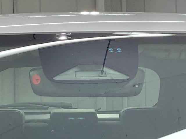 ヴェゼル ｅ：ＨＥＶ　Ｚ　登録済未使用車　純正９型ナビ　全周囲カメラ　衝突軽減装置　ＬＥＤヘッドライト　レーダークルーズ　電動リアゲート　ＥＴＣ　Ｂｌｕｅｔｏｏｔｈ　ブラインドスポットモニター　置くだけ充電　オートエアコン（26枚目）